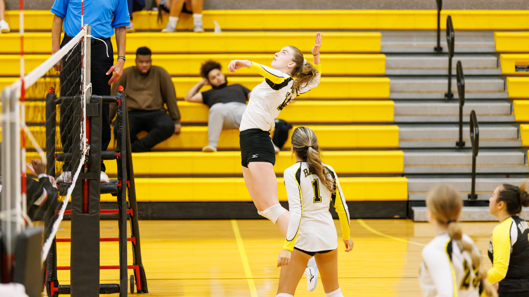 Volleyball Secures MASCAC Victory over Fitchburg State before Falling to Mount Holyoke