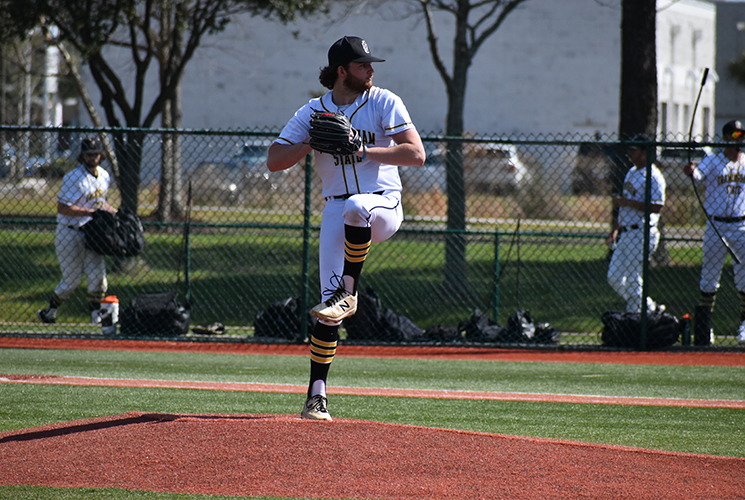 Baseball Suffers 1-0 Loss to Worcester State