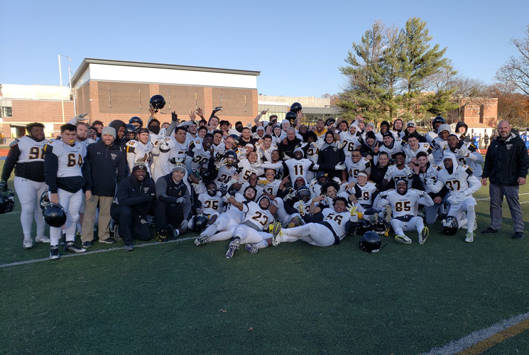 Football Captures MASCAC Title with 47-6 Victory over Worcester State