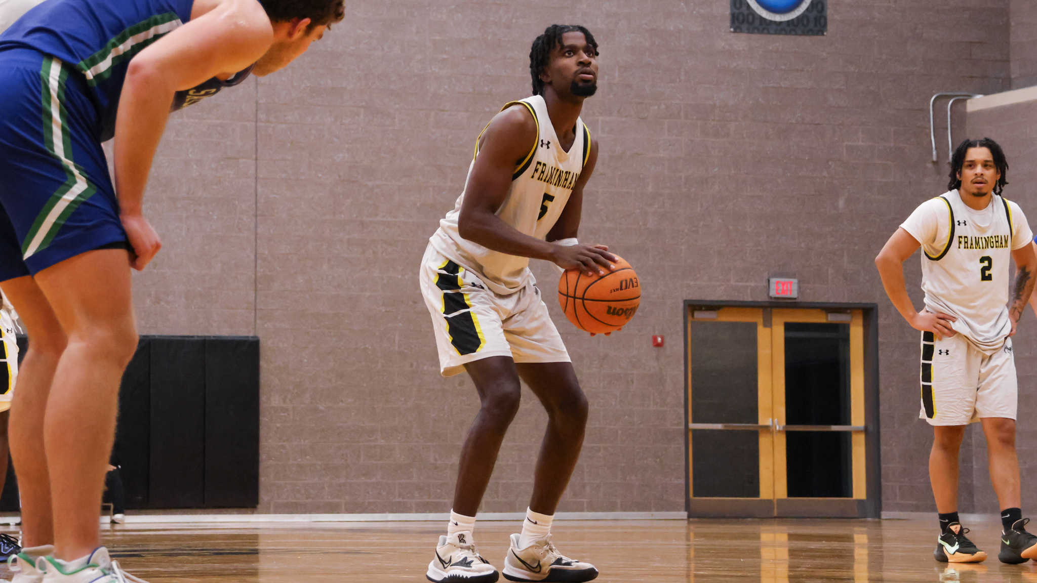 Men's Basketball Holds Off Me.-Augusta for Thrilling 73-70 Victory
