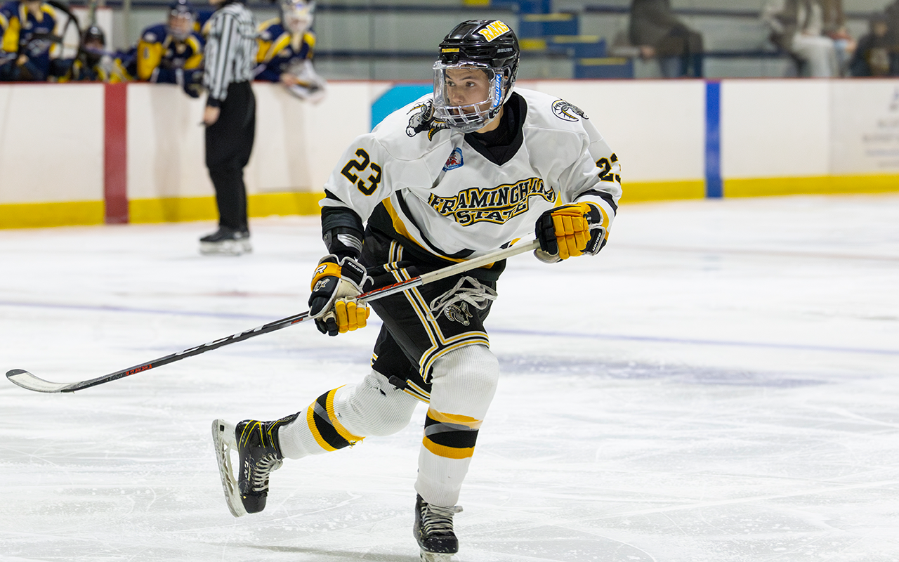 Late Surge Send Men’s Hockey Over Franklin Pierce