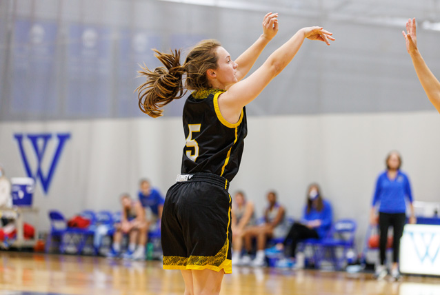 Women’s Basketball Stays Unbeaten in MASCAC Play; Down Owls 77-72
